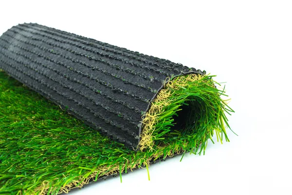 Kunstrasen grüne Rasenrolle auf weißem Hintergrund Stockfoto