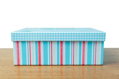 Tahta arka planda hediye kutusu