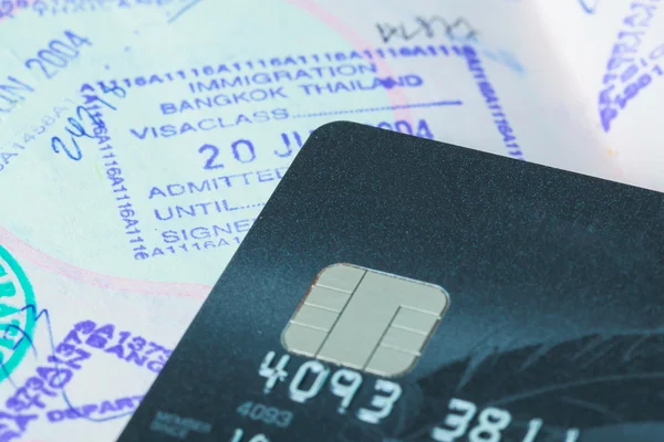 Кредитные карты с печатью симулятора и паспорта для возврата концепции путешествия — стоковое фото