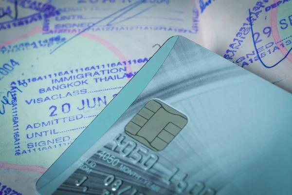 Creditcards met SIM-kaart en paspoort stempel voor reizen concept terug — Stockfoto