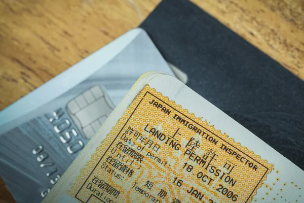 Διαβατήριο σφραγίδα θεώρηση της Ιαπωνίας και πιστωτική κάρτα για την ιδέα των ταξιδιωτικών — Φωτογραφία Αρχείου