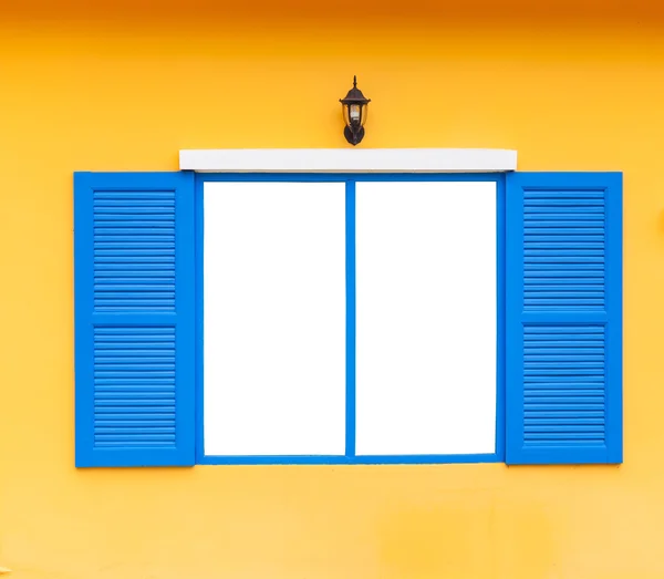 Offener, leerer Fensterrahmen an Wand mit Lampe, Farbe blau — Stockfoto