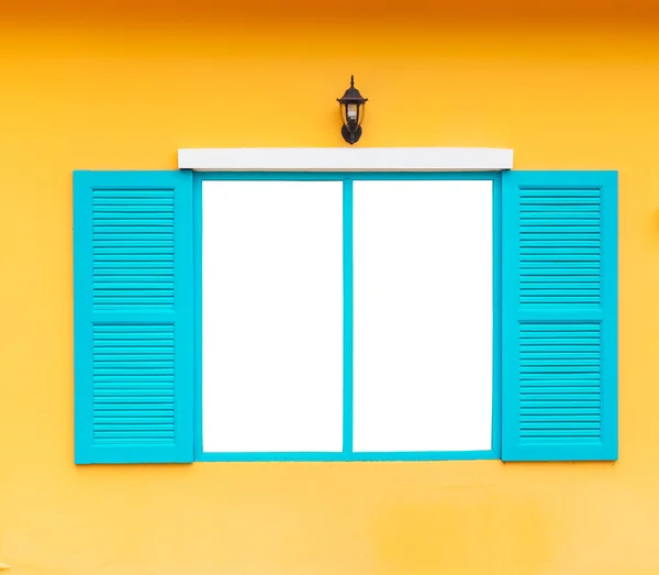Öppna tomt fönsterram på väggen med lampa, blå färg — Stockfoto