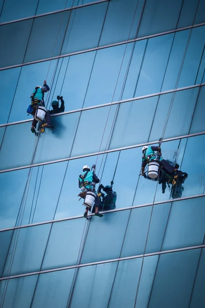 Grupo de trabajadores servicio de limpieza de ventanas en edificio de gran altura —  Fotos de Stock