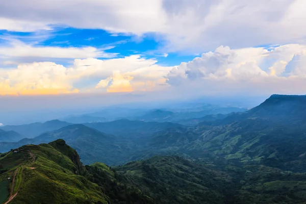 Vue sur les montagnes sous la brume le matin, "PHU TUB BURG" Phetcha — Photo