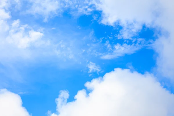 Nubes en el cielo azul — Foto de Stock