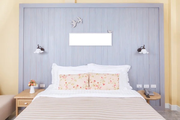 Poduszka w sypialni z ramki — Zdjęcie stockowe