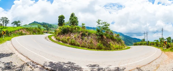 Eğri asfalt yol görünümü, panorama — Stok fotoğraf