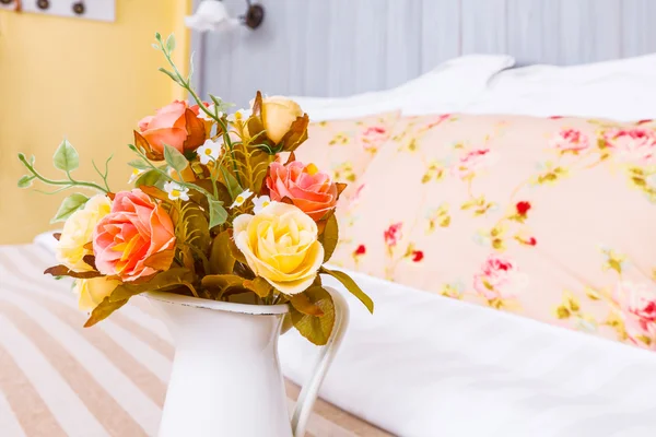 Pot de fleurs dans chambre décorée — Photo