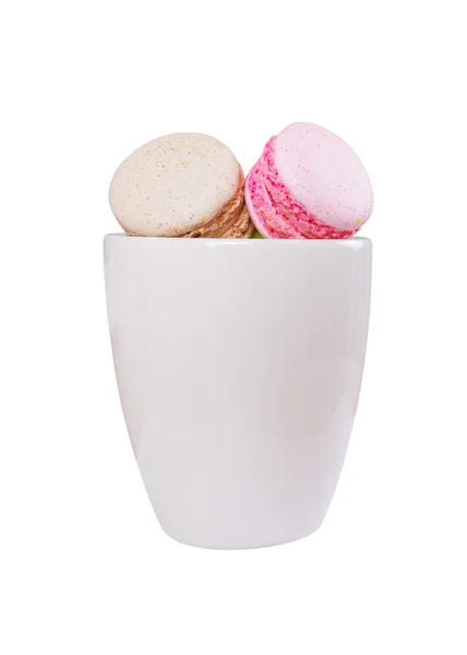 Tradizionale francese colorato dolce Macaron in tazza su dorso bianco — Foto Stock