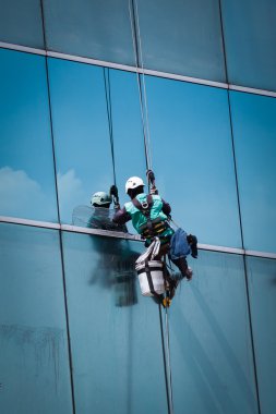 werknemer schoonmaak windows service op hoge stijging gebouw
