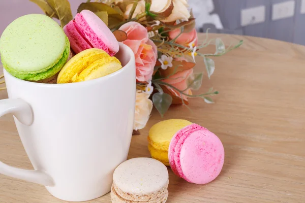 Tradycyjny francuski kolorowy słodki macaron w Pucharze — Zdjęcie stockowe