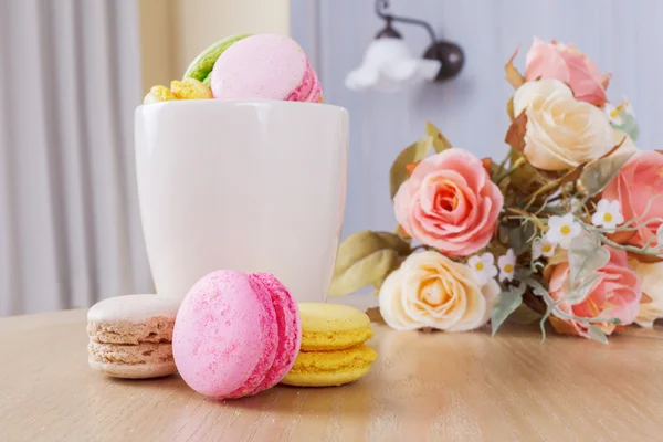 Traditional french colorful sweet Macaron in cup — Stock Photo, Image