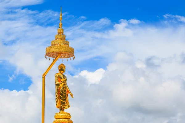 佛像和蓝蓝的天空，phasornkaew 寺，这适合我的地方 — 图库照片