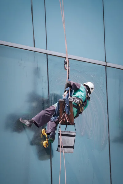 Travailleur nettoyage des fenêtres service sur immeuble de grande hauteur — Photo