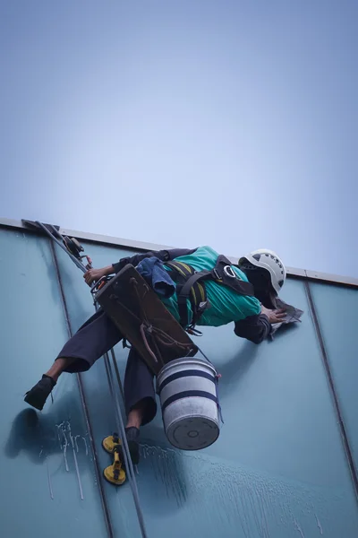 Grupo de trabajadores servicio de limpieza de ventanas en edificio de gran altura — Foto de Stock