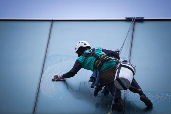 Grupo de trabajadores servicio de limpieza de ventanas en edificio de gran altura —  Fotos de Stock