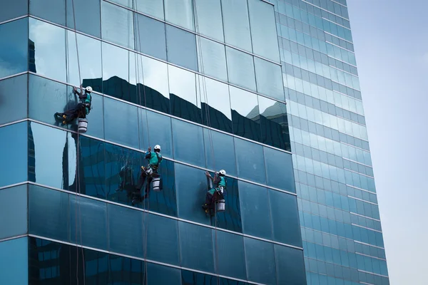 高層ビルの窓掃除をしている労働者グループは — ストック写真