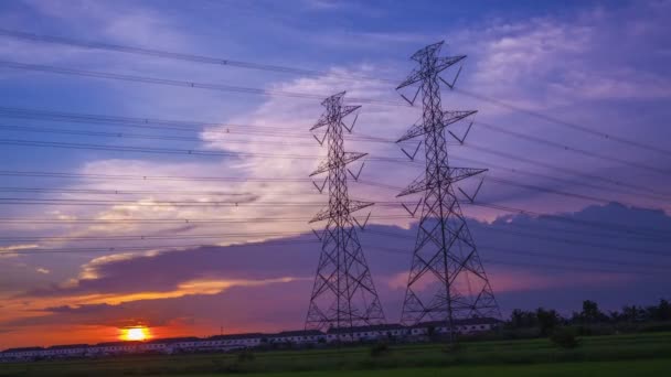 Palo elettrico, torri ad alta tensione e cielo tramonto giorno alla notte, Timelapse — Video Stock