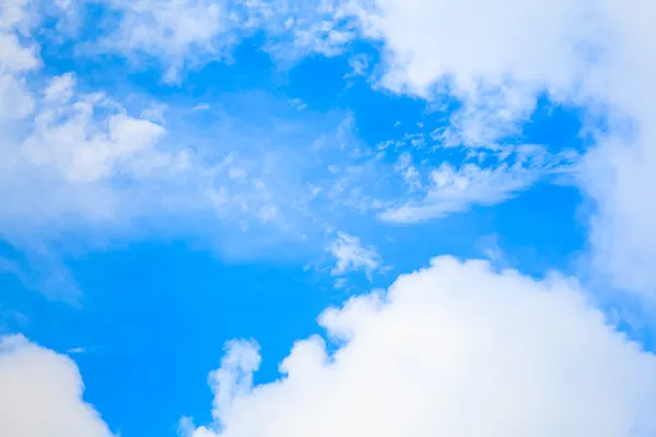 ढग सह निळा आकाश — स्टॉक फोटो, इमेज