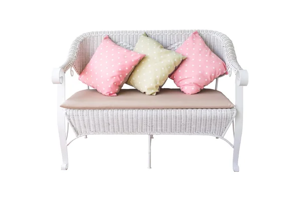 Sofá mobiliário tecer cadeira de bambu e travesseiro no fundo branco — Fotografia de Stock