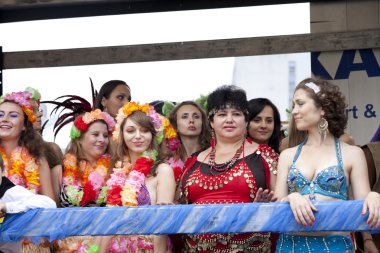 Varşova, Ağustos 26, 2012-carnival dansçılar ve müzisyenler Varşova çok kültürlü sokak resmi geçit