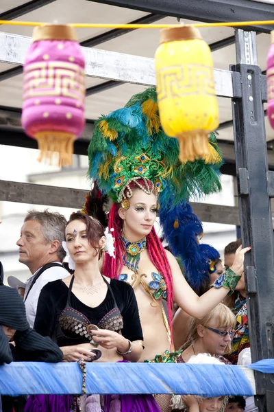 Varsóvia, 26 de agosto de 2012, -Dançarinos de carnaval e músicos em Varsóvia Multicultural Street Parade — Fotografia de Stock