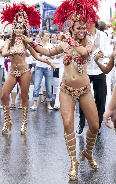 Varsavia, 26 agosto 2012, -Ballerini di Carnevale e musicisti a Varsavia Multiculturale Street Parade — Foto Stock