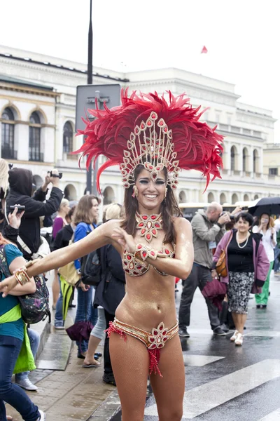 Varsóvia, 26 de agosto de 2012, -Dançarinos de carnaval e músicos em Varsóvia Multicultural Street Parade — Fotografia de Stock