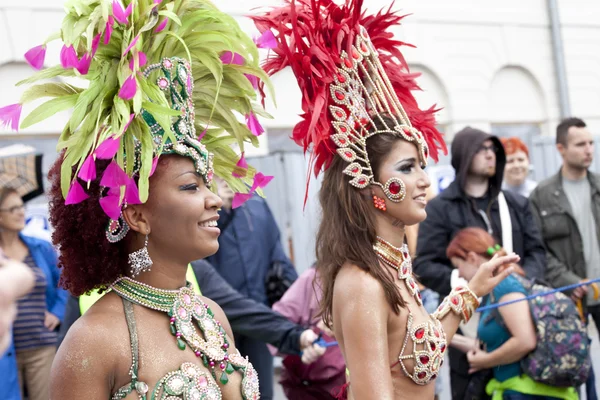 Varsóvia, 26 de agosto de 2012, -Dançarinos de carnaval e músicos em Varsóvia Multicultural Street Parade — Fotografia de Stock