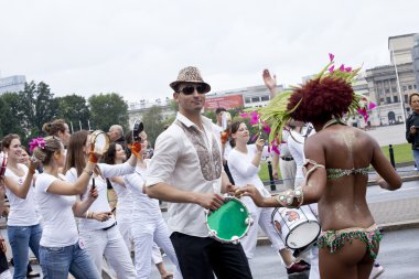 Varşova, Ağustos 26, 2012-carnival dansçılar ve müzisyenler Varşova çok kültürlü sokak resmi geçit