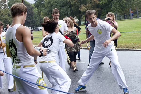 Varšava, august 26, 2012,-capoeira na multikulturní průvod ulicemi Varšavy — Stock fotografie