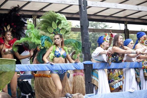 Varsóvia, 26 de agosto de 2012, -Dançarinos de carnaval e músicos em Varsóvia Multicultural Street Parade — Fotografia de Stock