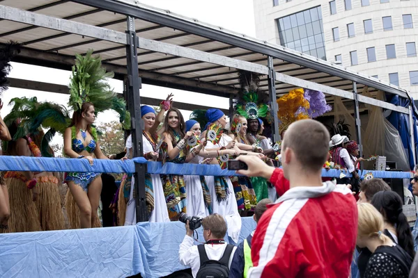 Varsóvia, 26 de agosto de 2012, -Dançarinos de carnaval e músicos em Varsóvia Multicultural Street Parade — Fotografia de Stock