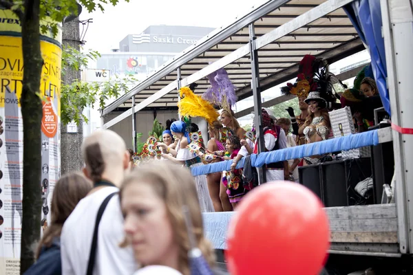 Varsóvia, 26 de agosto de 2012, -Dançarinos de carnaval e músicos em Varsóvia Multicultural Street Parade — Fotografia de Stock