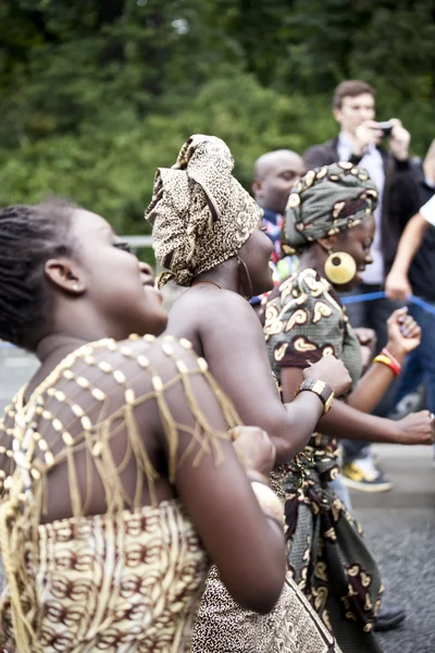 Varsóvia, 26 de agosto de 2012, -Dançarinos afro em Varsóvia Multicultural Street Parade — Fotografia de Stock