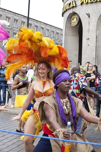 Varsóvia, 26 de agosto de 2012, -Dançarinos de carnaval e músicos em Varsóvia Multicultural Street Parade — Fotografia de Stock