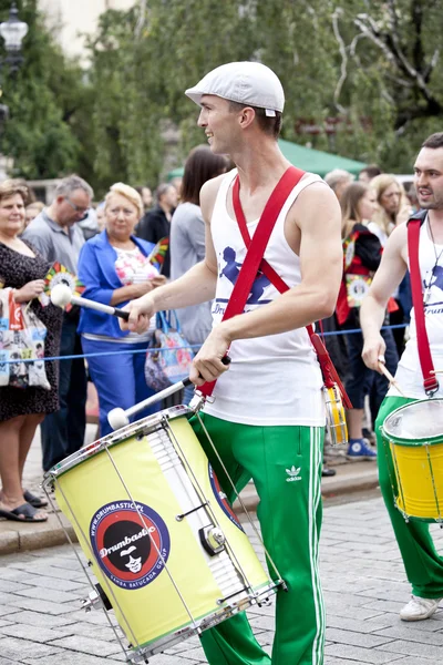 Varsovie, 26 août 2012, danseurs de carnaval sur le défilé multiculturel de Varsovie — Photo