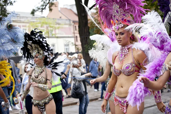 Varsóvia, 26 de agosto de 2012, -Dançarinos de carnaval e músicos em Varsóvia Multicultural Street Parade — Fotografia de Stock