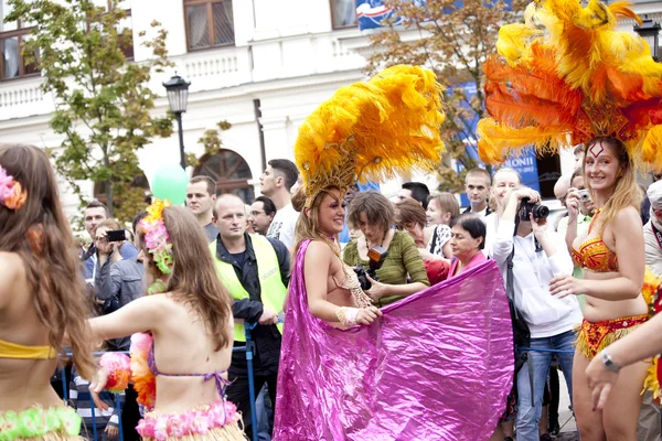 Varsóvia, 26 de agosto de 2012, -Dançarinos de carnaval e músicos em Varsóvia Multicultural Street Parade — Fotografia de Stock