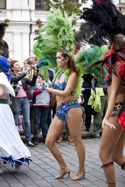 Varsóvia, 26 de agosto de 2012, -Dançarinos de carnaval e músicos em Varsóvia Multicultural Street Parade — Fotografia de Stock