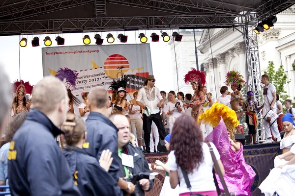 Warschau, augustus 26, 2012,-carnaval dansers en muzikanten op de multiculturele straatparade Warschau — Stockfoto
