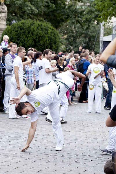 Varšava, august 26, 2012,-capoeira na multikulturní průvod ulicemi Varšavy — Stock fotografie