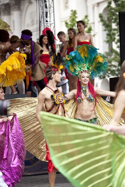 Varsóvia, 26 de agosto de 2012, -Dançarinos de carnaval e músicos em Varsóvia Multicultural Street Parade — Fotografia de Stock