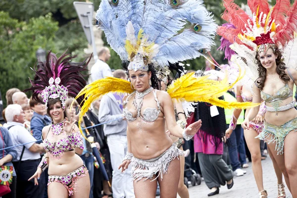 Varsóvia, 26 de agosto de 2012, -Dançarinos de carnaval e músicos em Varsóvia Multicultural Street Parade — Fotografia de Stock