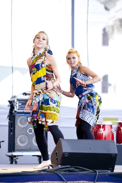 Varşova, Ağustos 26, 2012-Varşova çok kültürlü sokak resmi geçit karnaval dansçılar