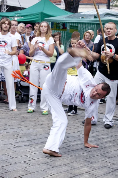 Varšava, august 26, 2012,-capoeira na multikulturní průvod ulicemi Varšavy — Stock fotografie