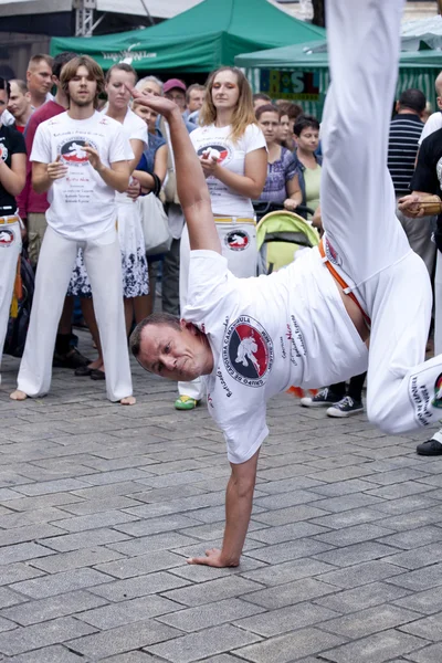 Varšava, august 26, 2012,-capoeira na multikulturní průvod ulicemi Varšavy — Stock fotografie