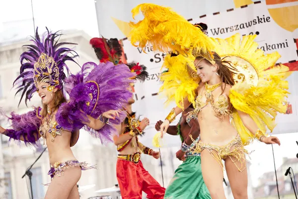 Varsóvia, 26 de agosto de 2012, -Dançarinos de carnaval e músicos em Varsóvia Multicultural Street Parade — Fotografia de Stock