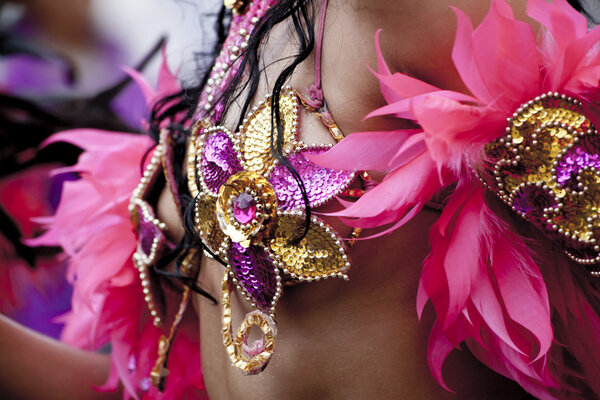 Танцующая самба в модном костюме
